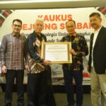 Prof Zudan Terima Penghargaan Dari Tokoh Pejuang Pembentukan Provinsi Sulbar